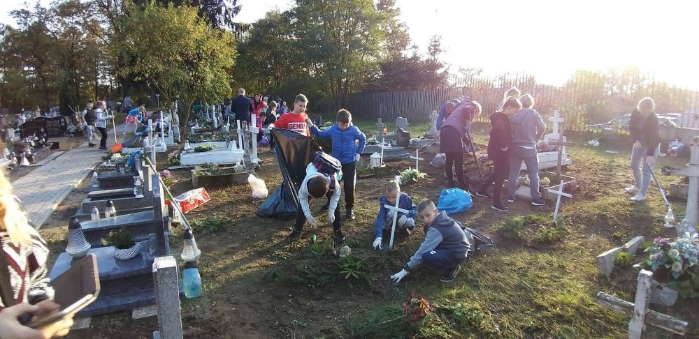 Sprzątanie cmentarza komunalnego w Chociwlu